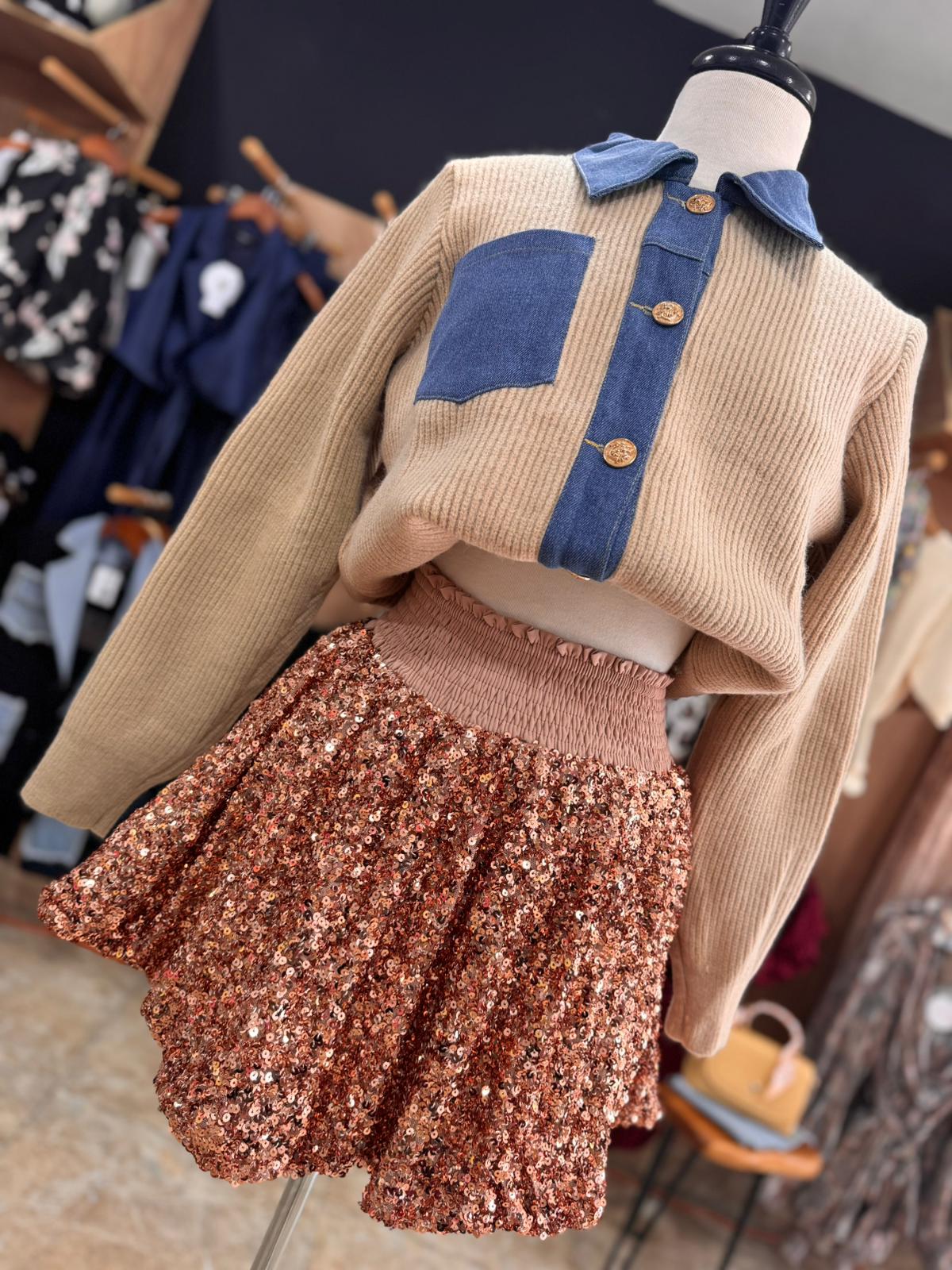 Top tipo sueter con detalles Denim