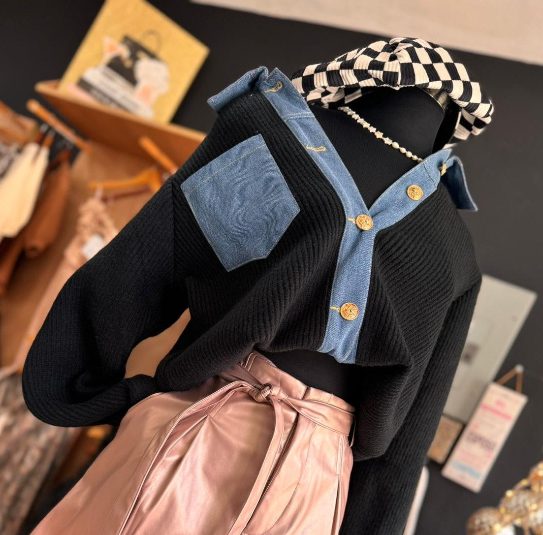 Top tipo sueter con detalles Denim